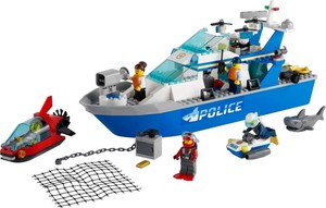 Le bateau de patrouille de la police