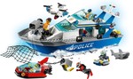 Le bateau de patrouille de la police