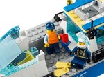 Le bateau de patrouille de la police