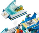 Le bateau de patrouille de la police